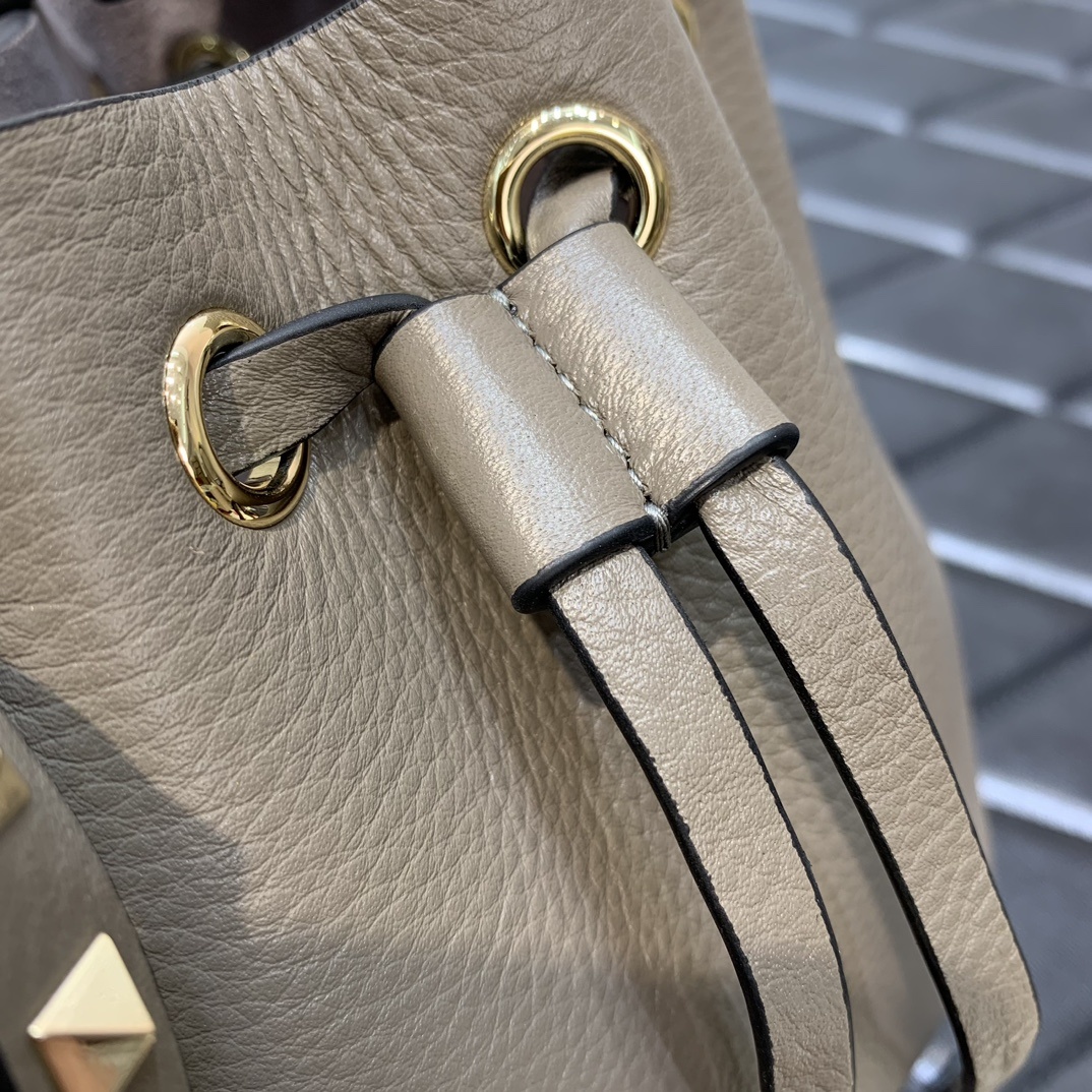 Valentino Garavani Rockstud Bucket Bag in Grey Grainy Calfskin